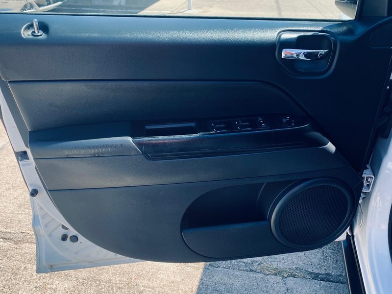 Jeep Compass Vehicle Full-screen Gallery Image 11