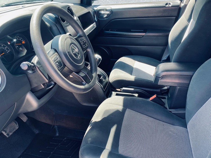 Jeep Compass Vehicle Full-screen Gallery Image 12