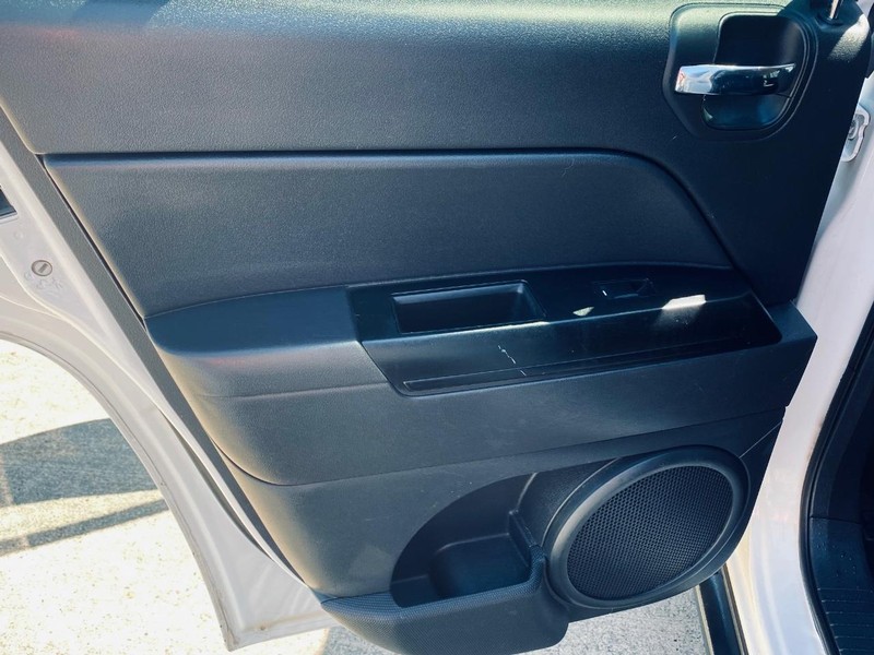 Jeep Compass Vehicle Full-screen Gallery Image 13