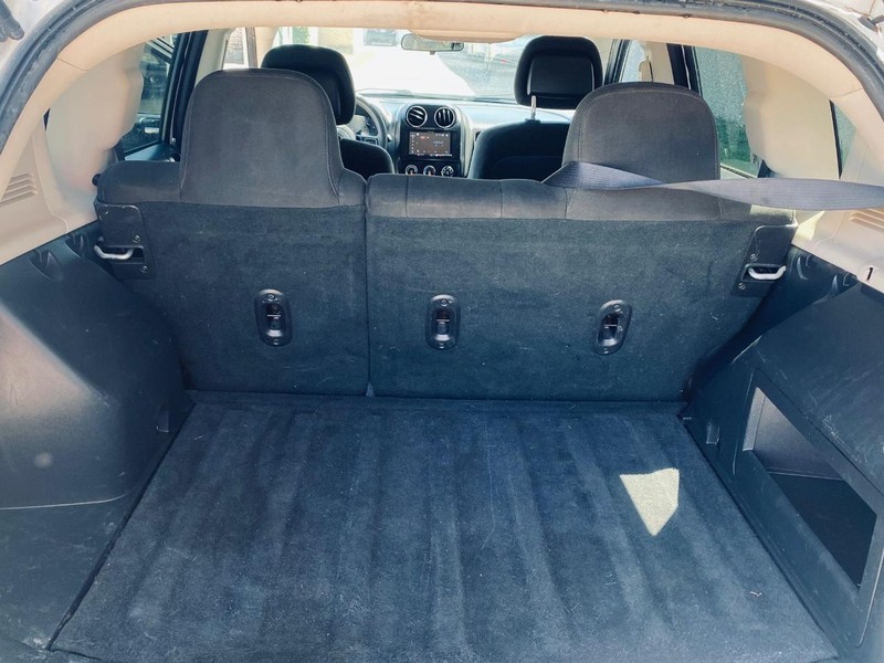 Jeep Compass Vehicle Full-screen Gallery Image 16