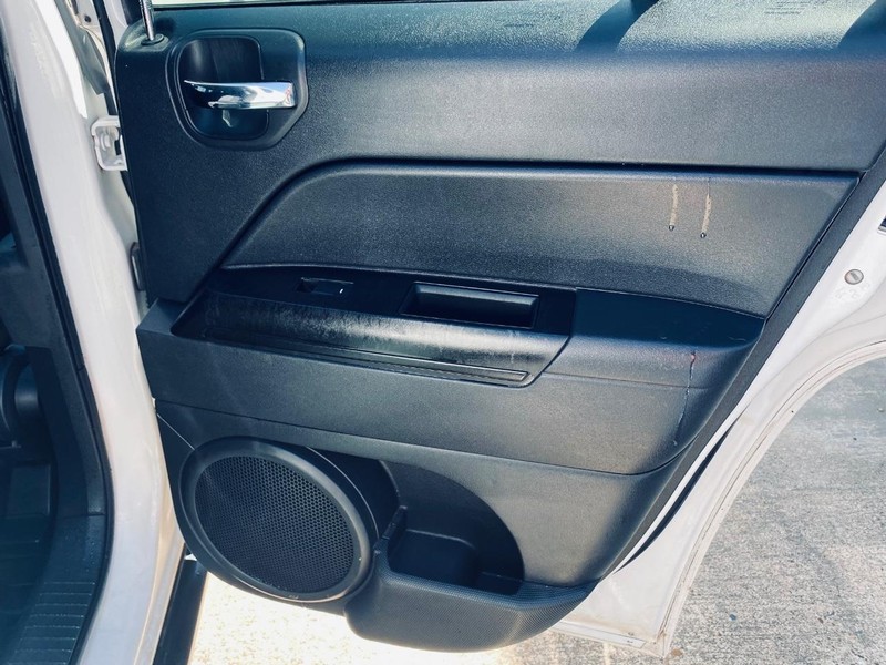 Jeep Compass Vehicle Full-screen Gallery Image 18