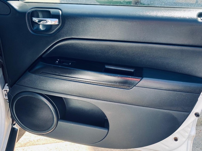 Jeep Compass Vehicle Full-screen Gallery Image 21