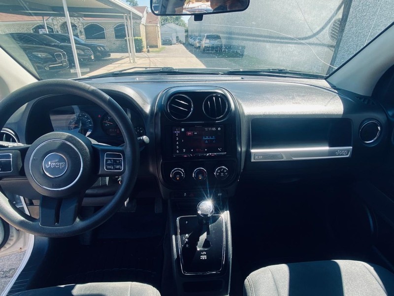 Jeep Compass Vehicle Full-screen Gallery Image 24