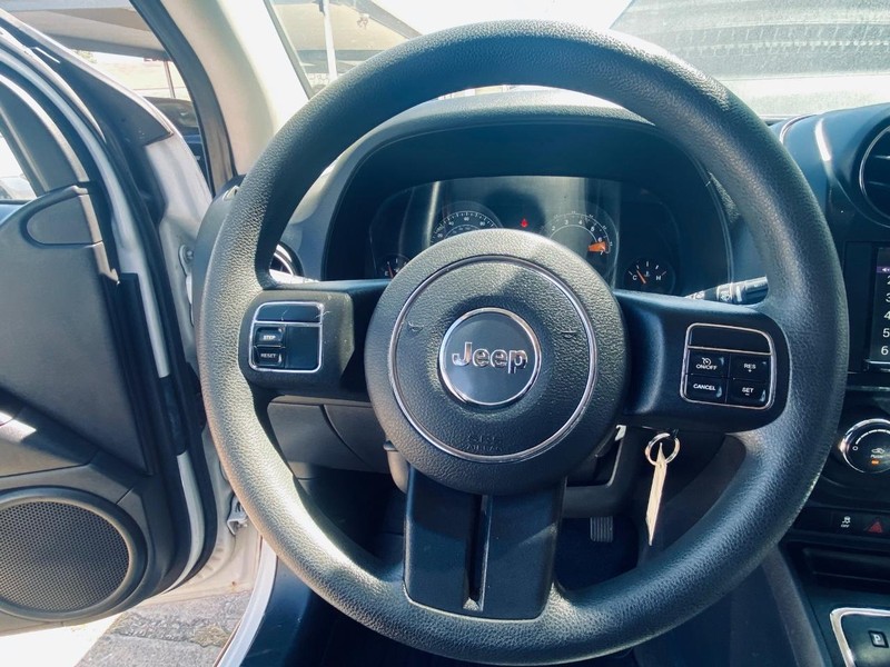 Jeep Compass Vehicle Full-screen Gallery Image 25