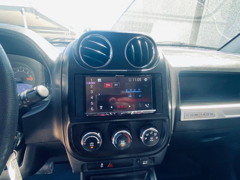 Jeep Compass Vehicle Full-screen Gallery Image 26