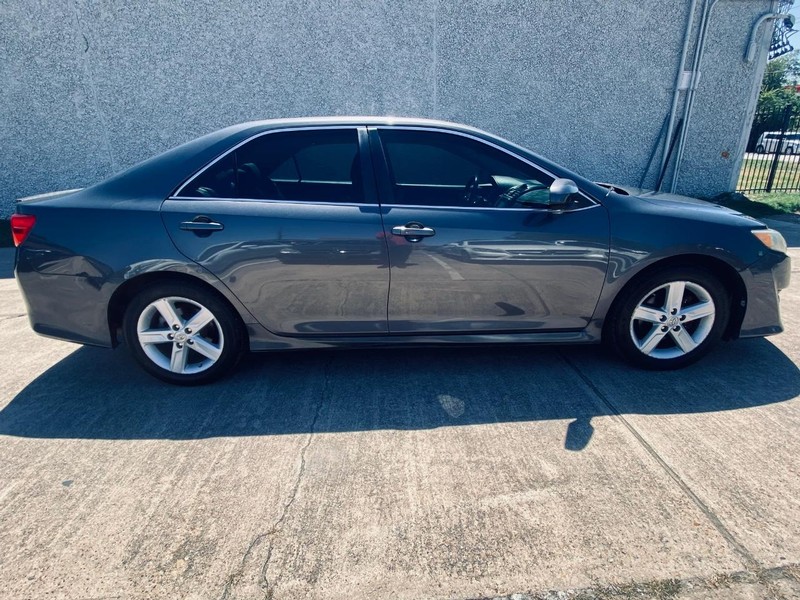 Toyota Camry Vehicle Full-screen Gallery Image 02