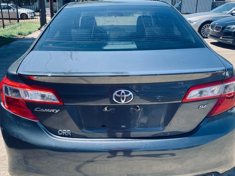 Toyota Camry Vehicle Full-screen Gallery Image 04