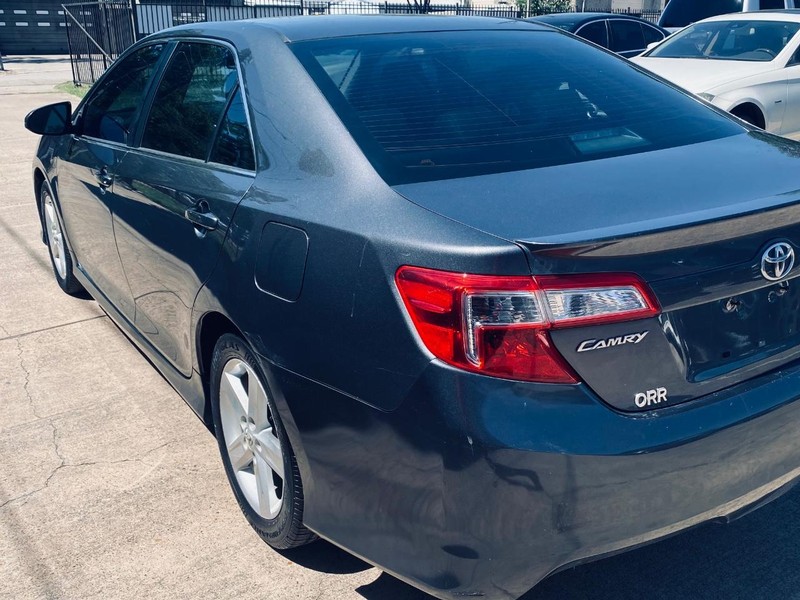 Toyota Camry Vehicle Full-screen Gallery Image 06