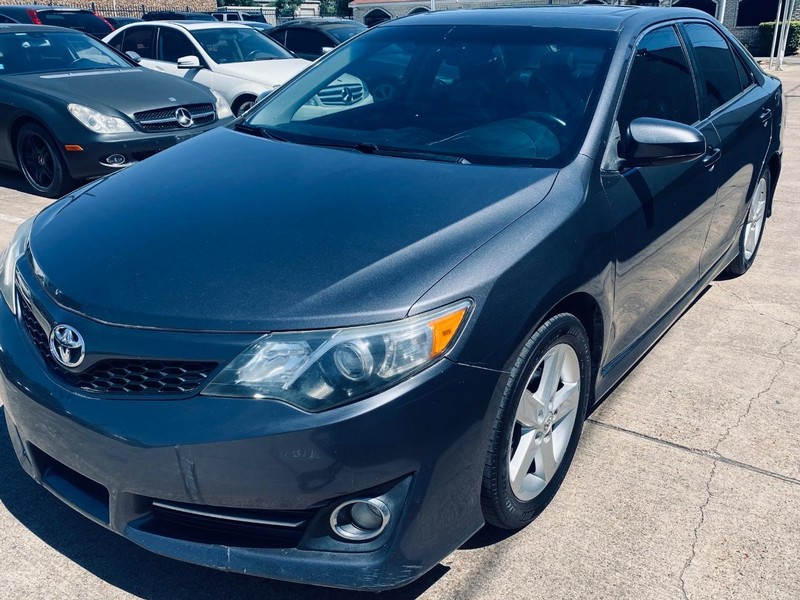Toyota Camry Vehicle Full-screen Gallery Image 08