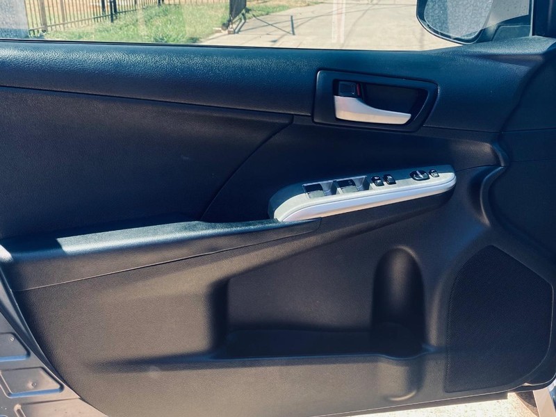 Toyota Camry Vehicle Full-screen Gallery Image 11
