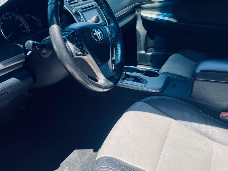 Toyota Camry Vehicle Full-screen Gallery Image 12