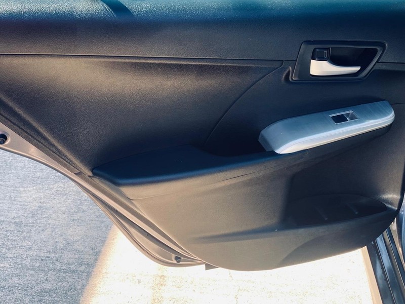 Toyota Camry Vehicle Full-screen Gallery Image 13