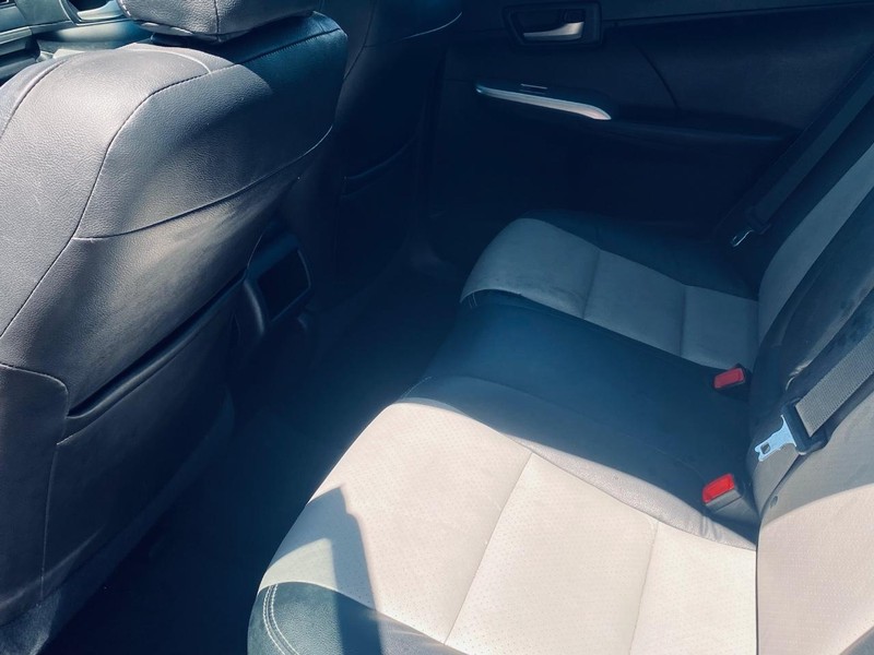 Toyota Camry Vehicle Full-screen Gallery Image 14