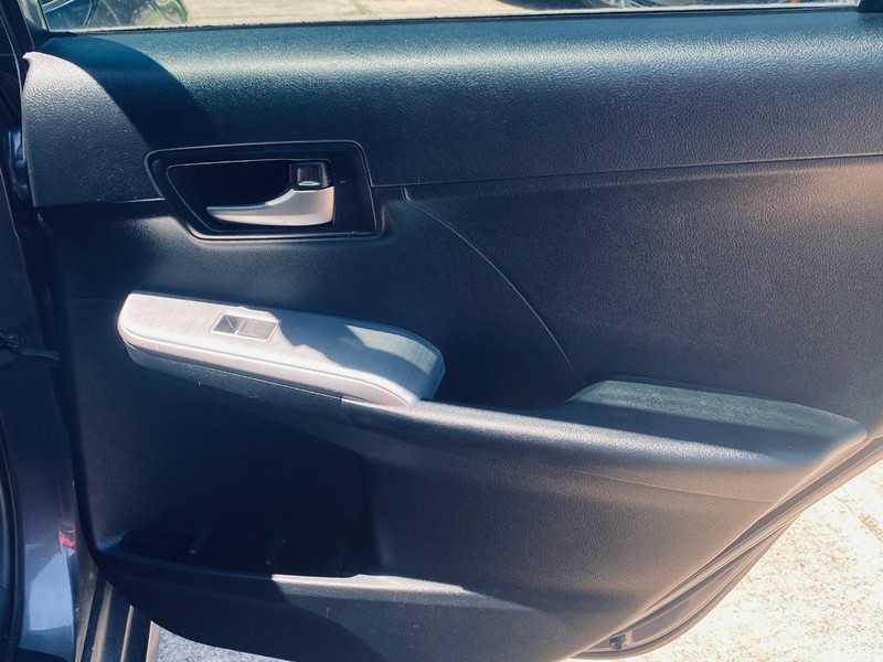 Toyota Camry Vehicle Full-screen Gallery Image 16