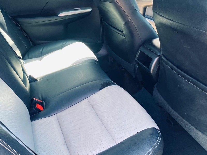 Toyota Camry Vehicle Full-screen Gallery Image 17