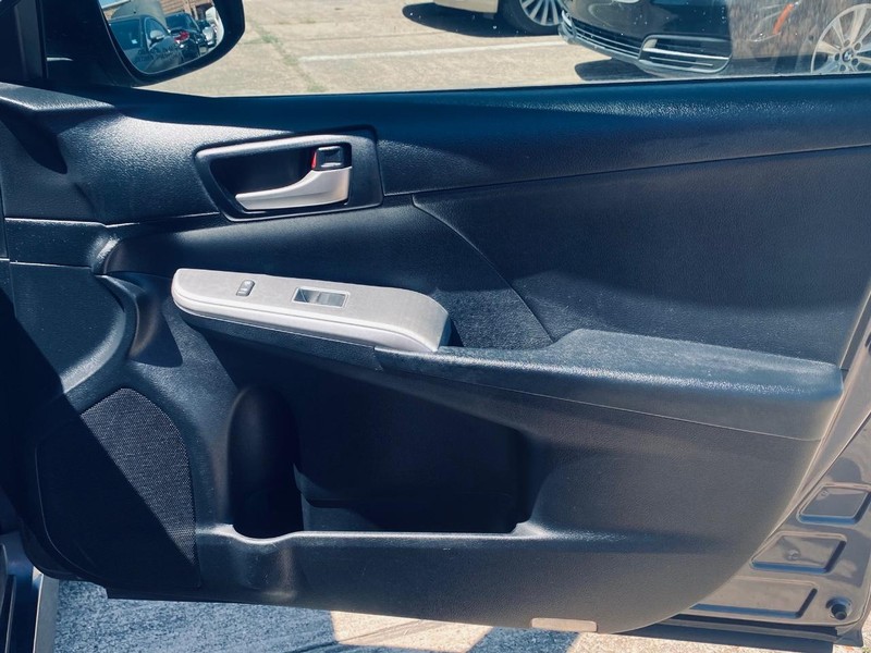 Toyota Camry Vehicle Full-screen Gallery Image 18