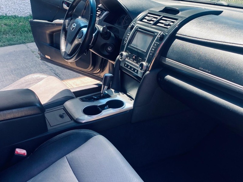 Toyota Camry Vehicle Full-screen Gallery Image 19