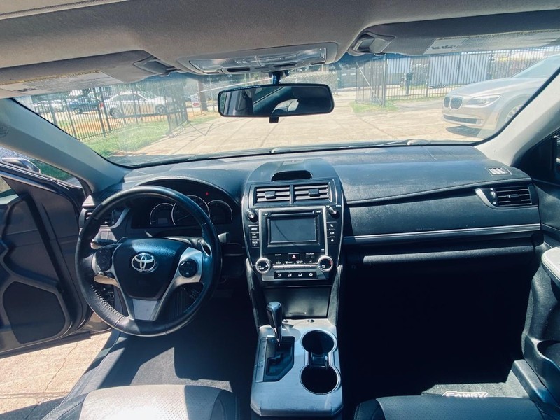 Toyota Camry Vehicle Full-screen Gallery Image 21