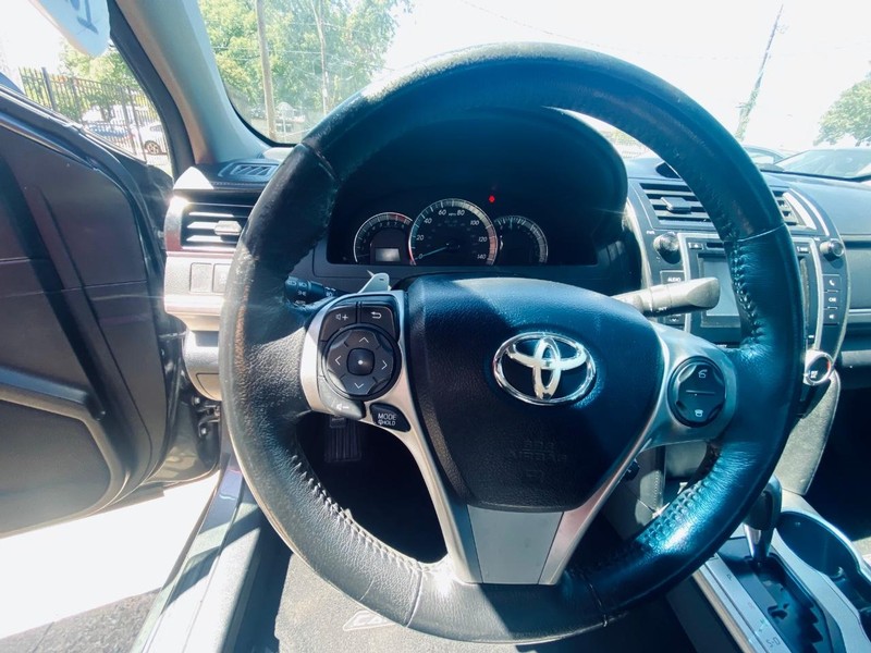 Toyota Camry Vehicle Full-screen Gallery Image 22