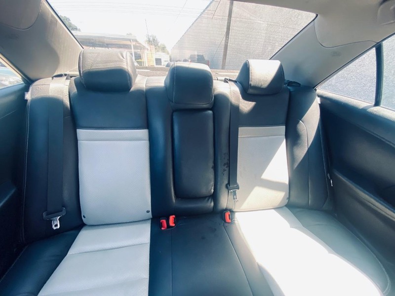 Toyota Camry Vehicle Full-screen Gallery Image 23