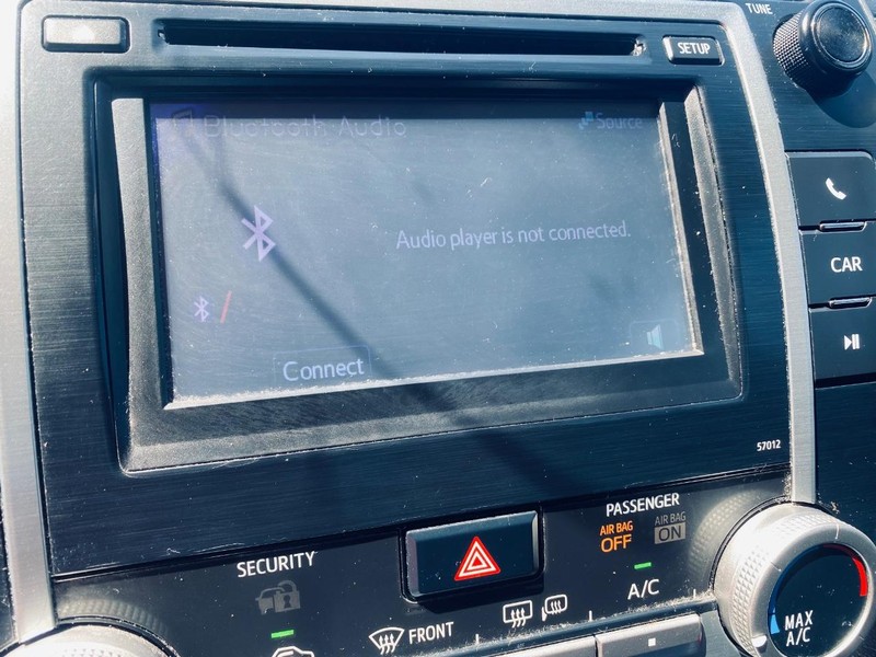 Toyota Camry Vehicle Full-screen Gallery Image 24
