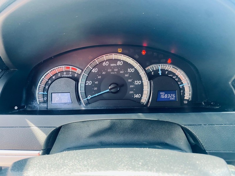 Toyota Camry Vehicle Full-screen Gallery Image 25