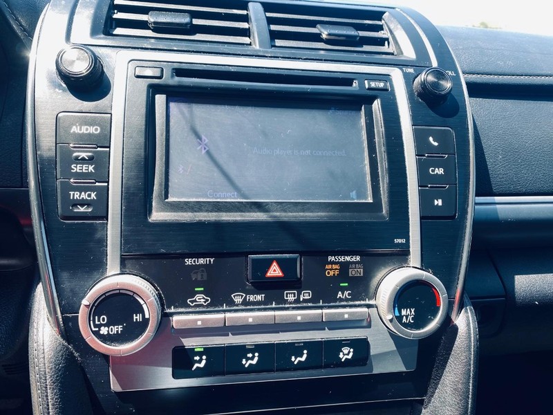 Toyota Camry Vehicle Full-screen Gallery Image 26