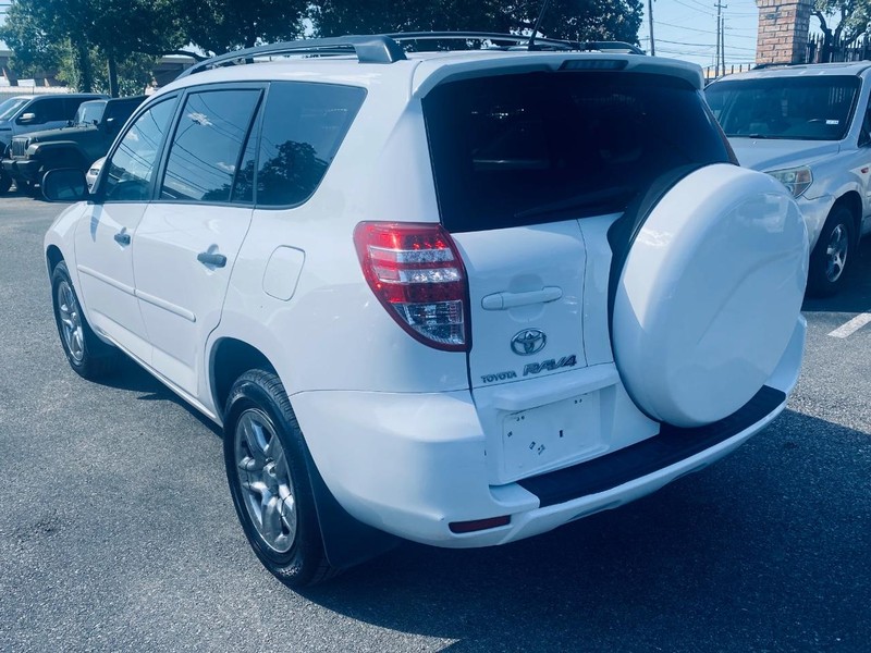 Toyota RAV4 Vehicle Full-screen Gallery Image 03
