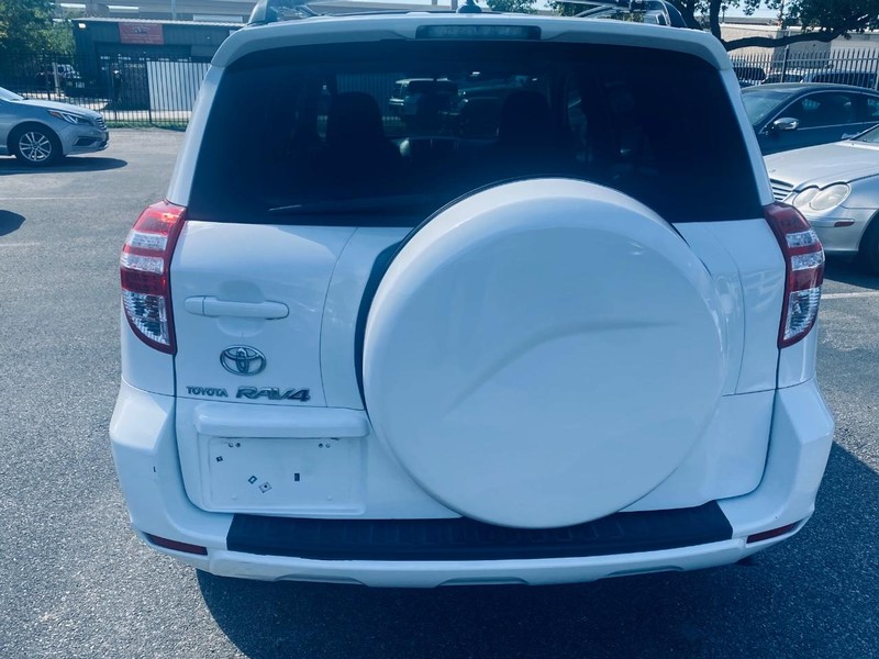 Toyota RAV4 Vehicle Full-screen Gallery Image 04