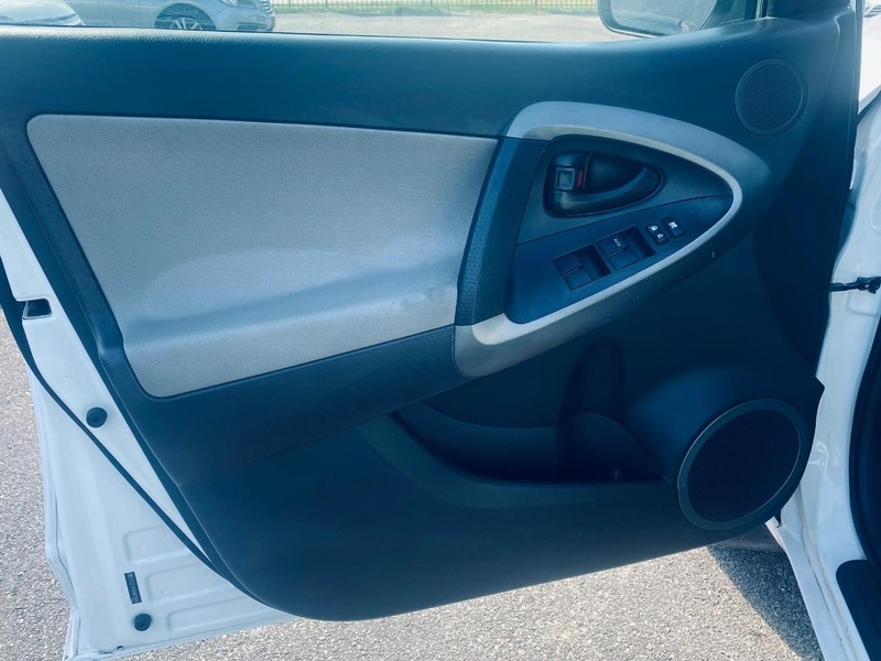 Toyota RAV4 Vehicle Full-screen Gallery Image 11