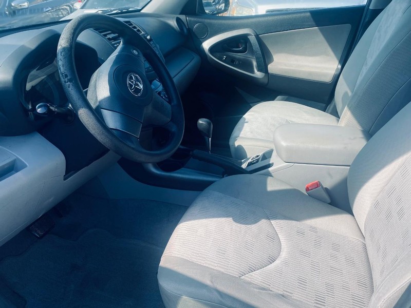 Toyota RAV4 Vehicle Full-screen Gallery Image 12