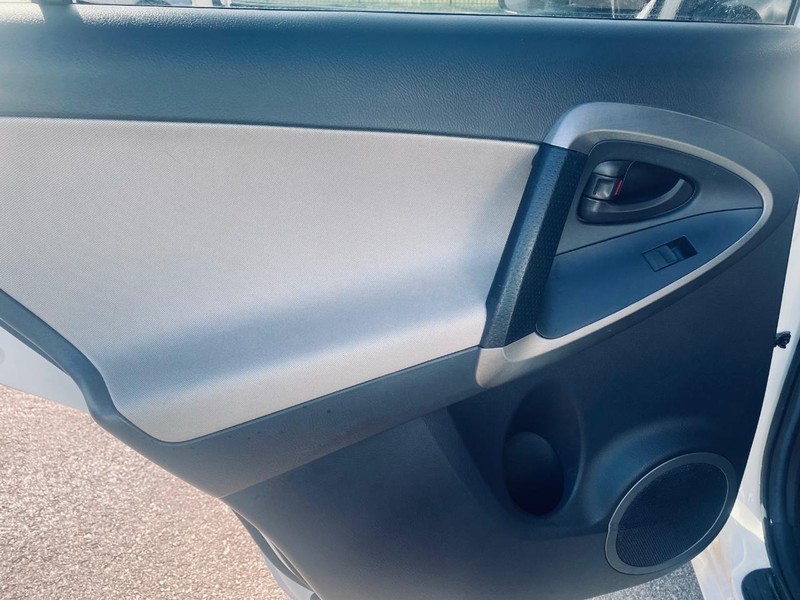 Toyota RAV4 Vehicle Full-screen Gallery Image 13