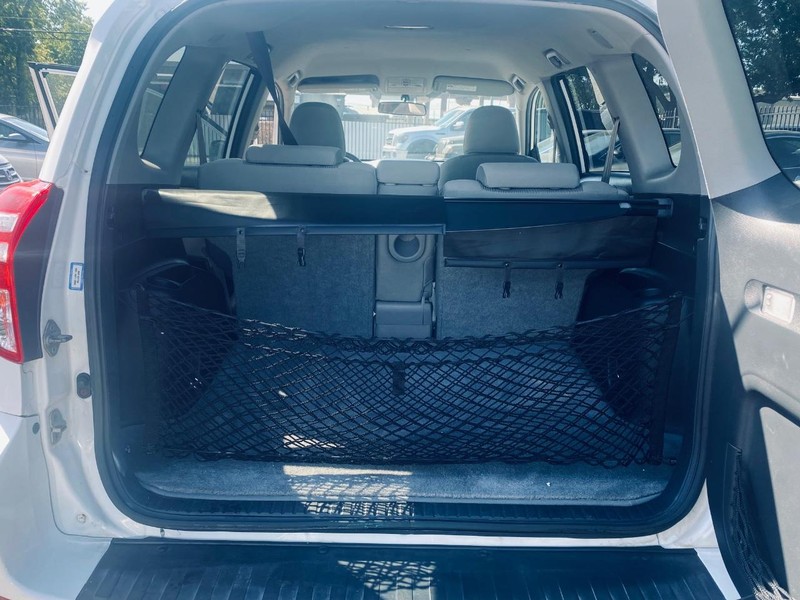 Toyota RAV4 Vehicle Full-screen Gallery Image 16