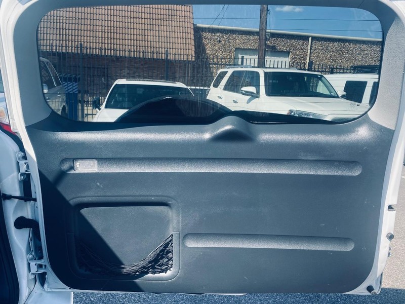 Toyota RAV4 Vehicle Full-screen Gallery Image 17
