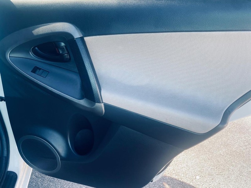 Toyota RAV4 Vehicle Full-screen Gallery Image 18