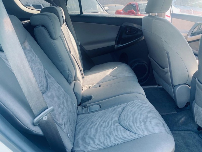 Toyota RAV4 Vehicle Full-screen Gallery Image 19