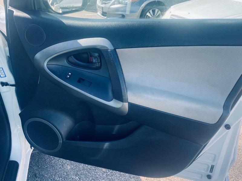 Toyota RAV4 Vehicle Full-screen Gallery Image 21