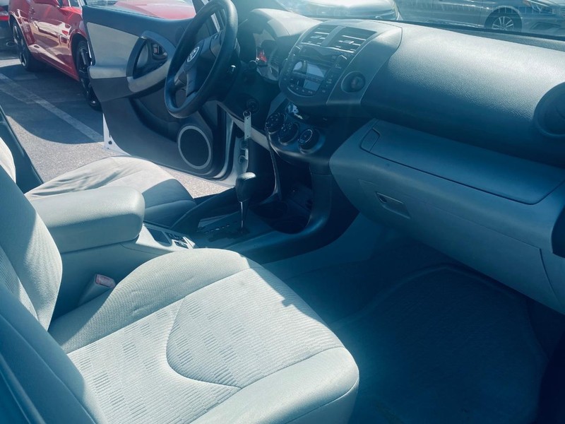 Toyota RAV4 Vehicle Full-screen Gallery Image 22