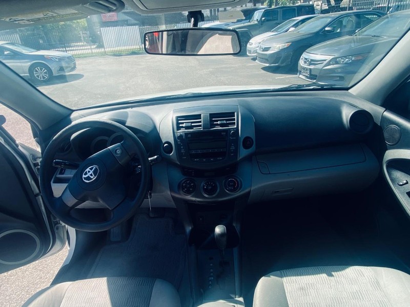 Toyota RAV4 Vehicle Full-screen Gallery Image 23