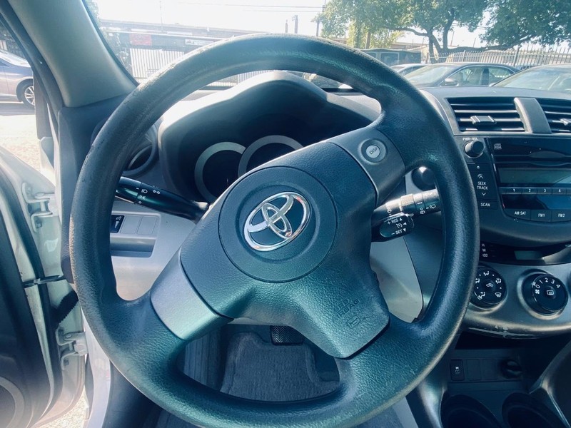 Toyota RAV4 Vehicle Full-screen Gallery Image 25