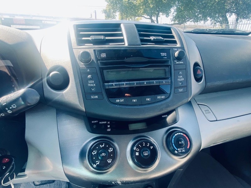 Toyota RAV4 Vehicle Full-screen Gallery Image 26