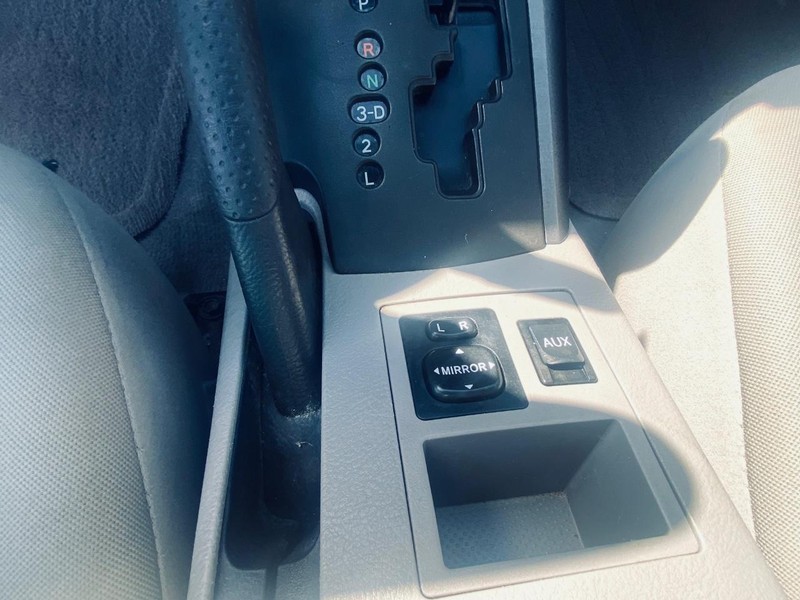 Toyota RAV4 Vehicle Full-screen Gallery Image 27