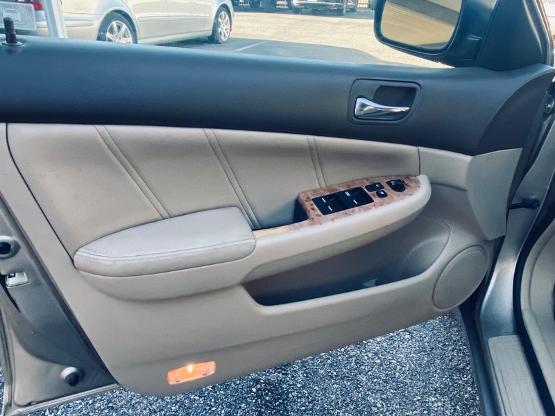 Honda Accord Sedan Vehicle Full-screen Gallery Image 11