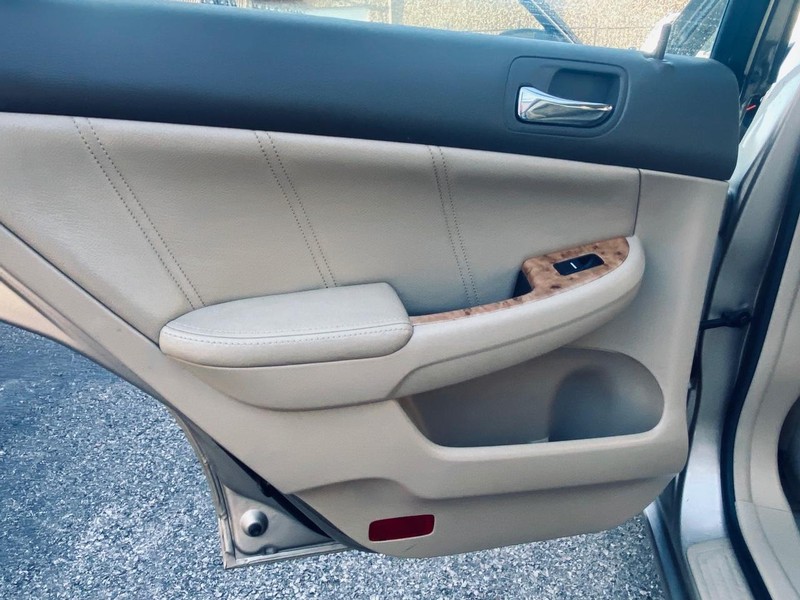 Honda Accord Sedan Vehicle Full-screen Gallery Image 13