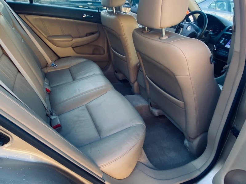 Honda Accord Sedan Vehicle Full-screen Gallery Image 17