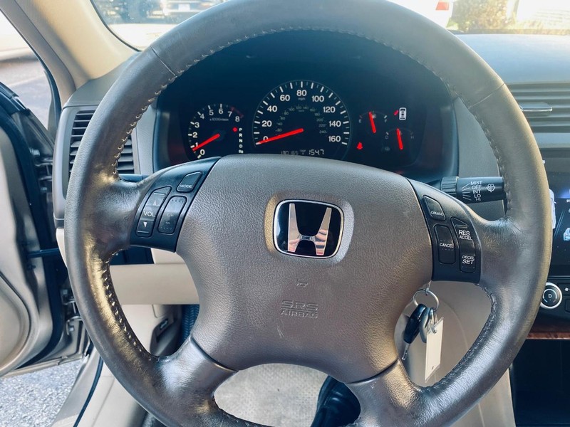Honda Accord Sedan Vehicle Full-screen Gallery Image 24
