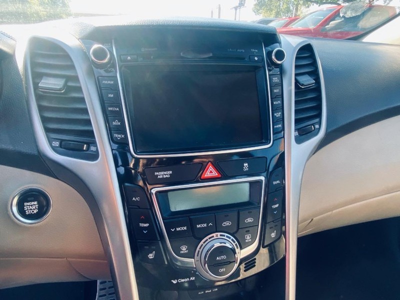 Hyundai Elantra GT Vehicle Full-screen Gallery Image 31