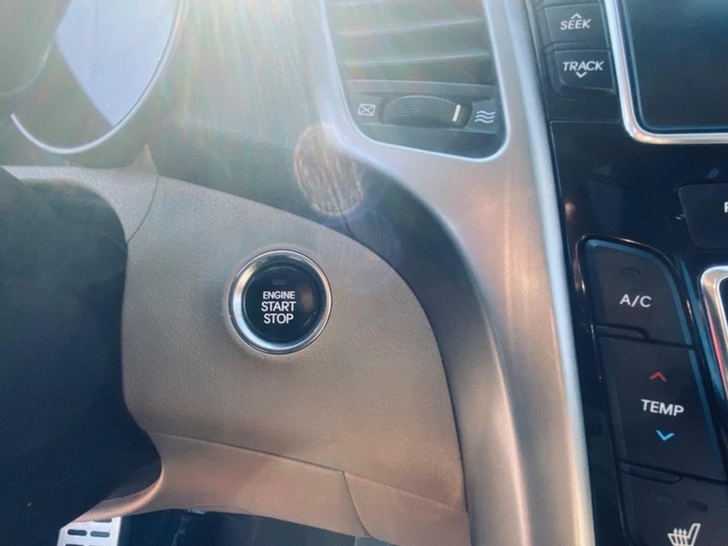 Hyundai Elantra GT Vehicle Full-screen Gallery Image 32