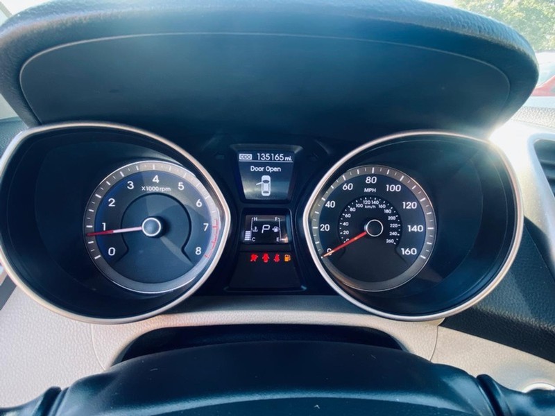 Hyundai Elantra GT Vehicle Full-screen Gallery Image 33