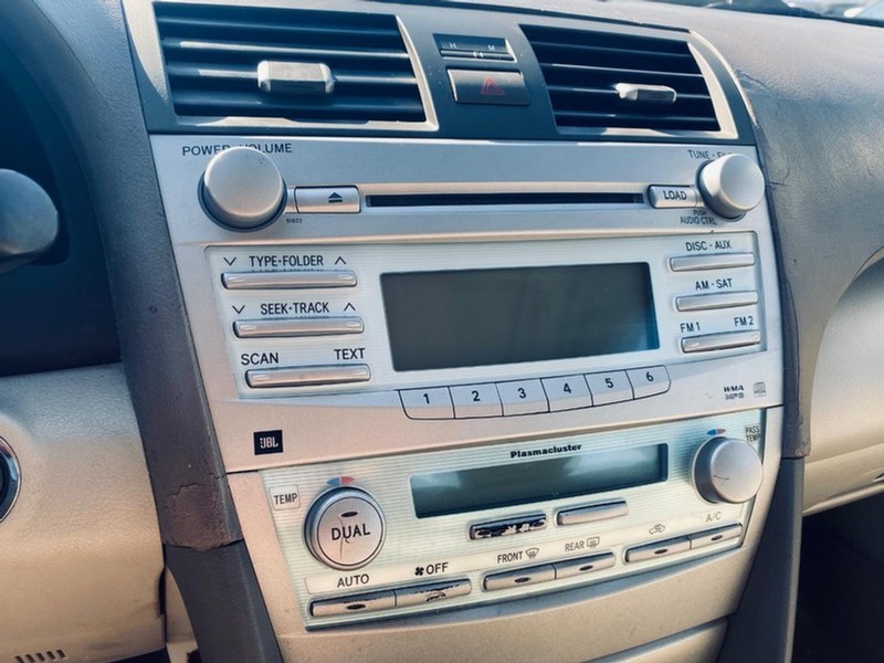 Toyota Camry Vehicle Full-screen Gallery Image 29